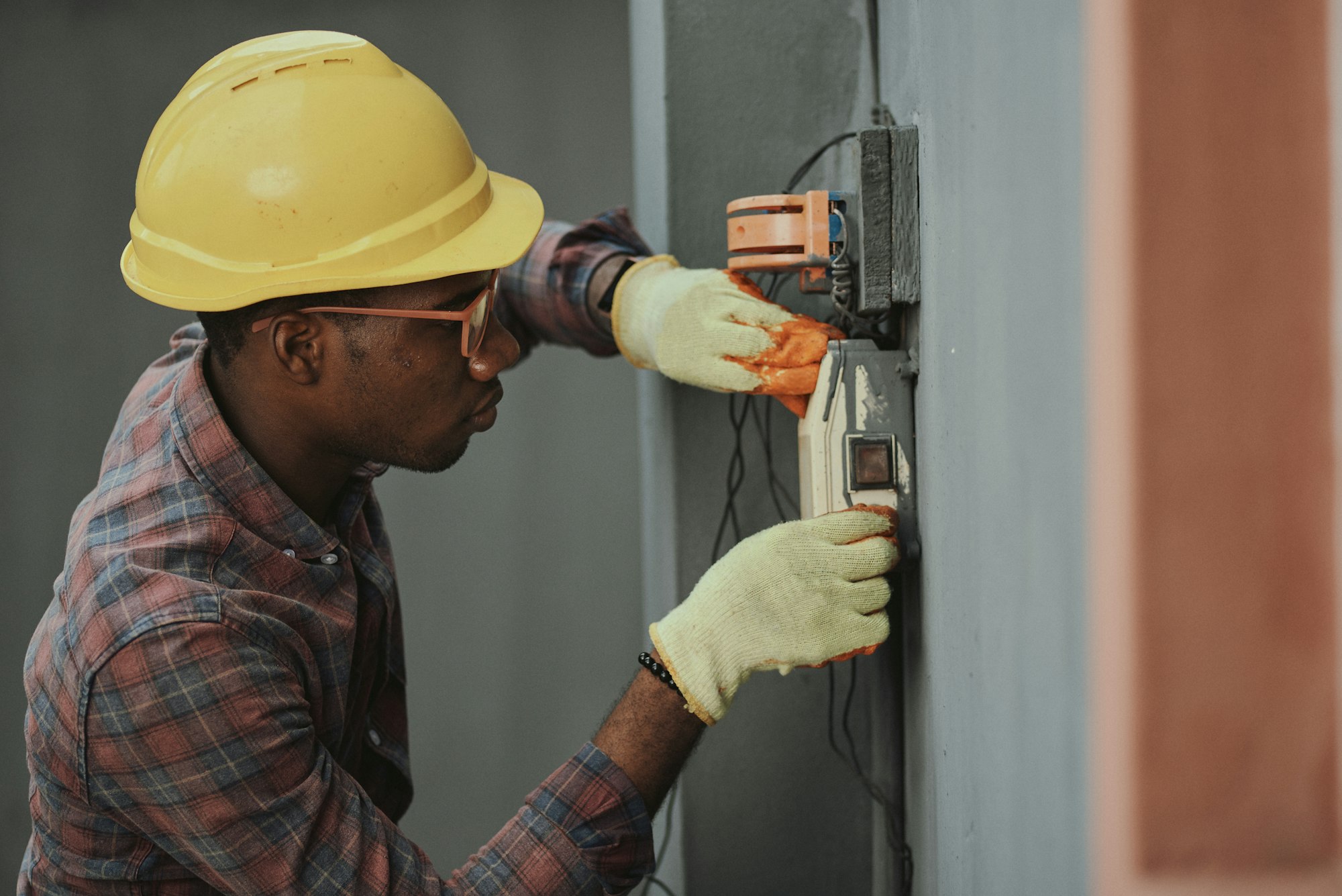Électricien EG Multiservices au travail sur une installation